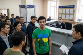 В футболке с эмблемой ВСУ прямо в МВД: Как мигрант пришёл получать патент. Удивило решение суда
