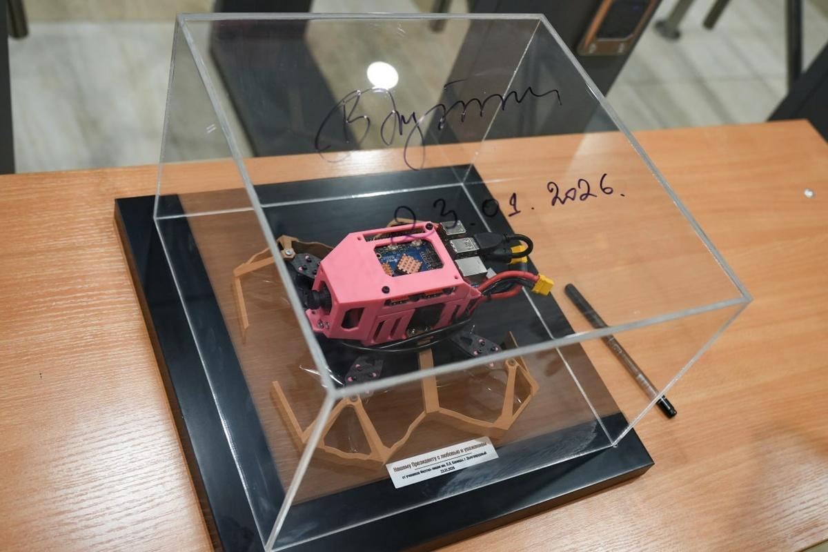 Губернатор Андрей Воробьев: В Долгопрудном Владимиру Путину представили дрон, разработанный старшеклассниками Физтех-лицея