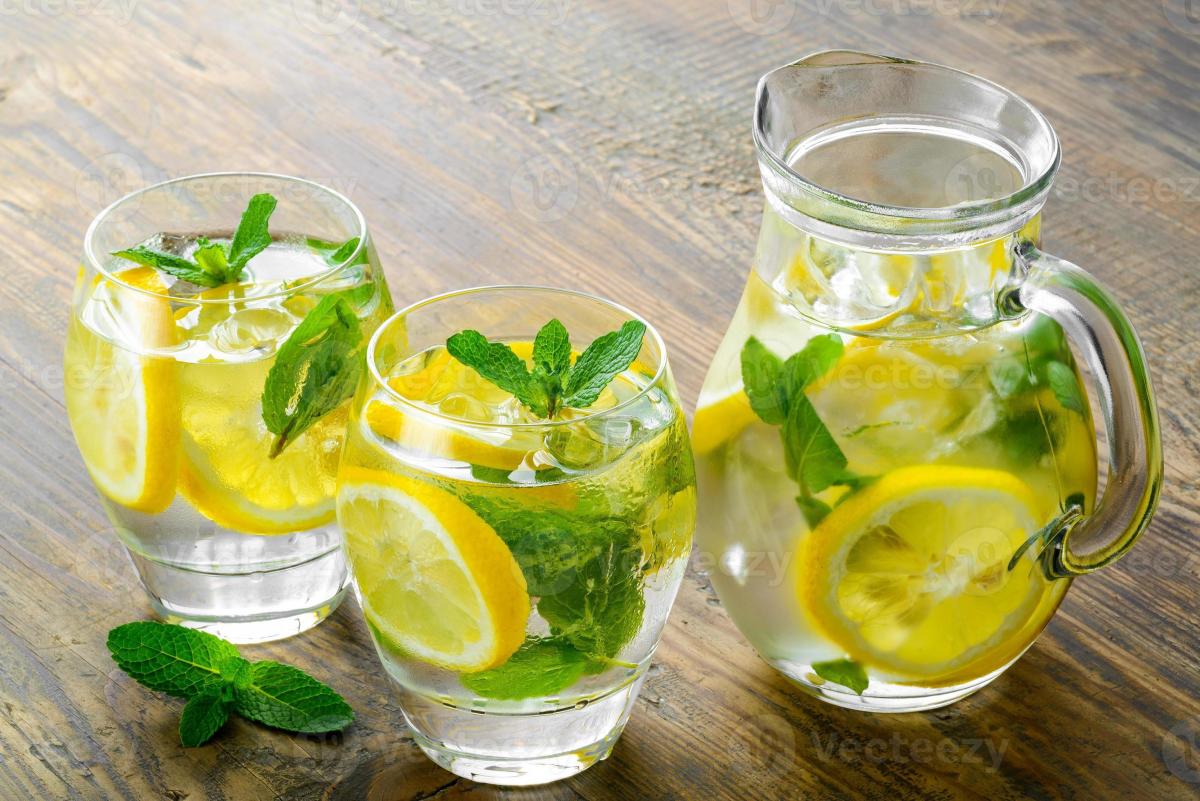 Врач Вялов развеял миф о пользе воды с лимоном против воспаления в желудке