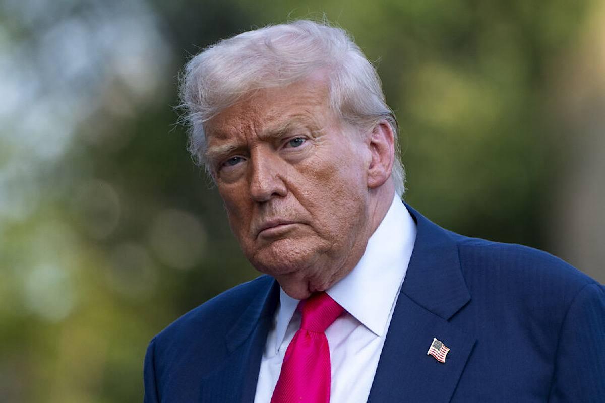 Замечены странности в поведении Трампа во время публичных выступлений