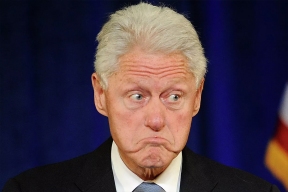 «Я думал, это стюардессы»: Клинтон нашел неожиданное оправдание для девушек Эпштейна и вспомнил про спазм шеи