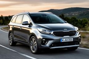 Новый доступный конкурент: в РФ появился семиместный Kia Carens по цене от 2,6 млн рублей