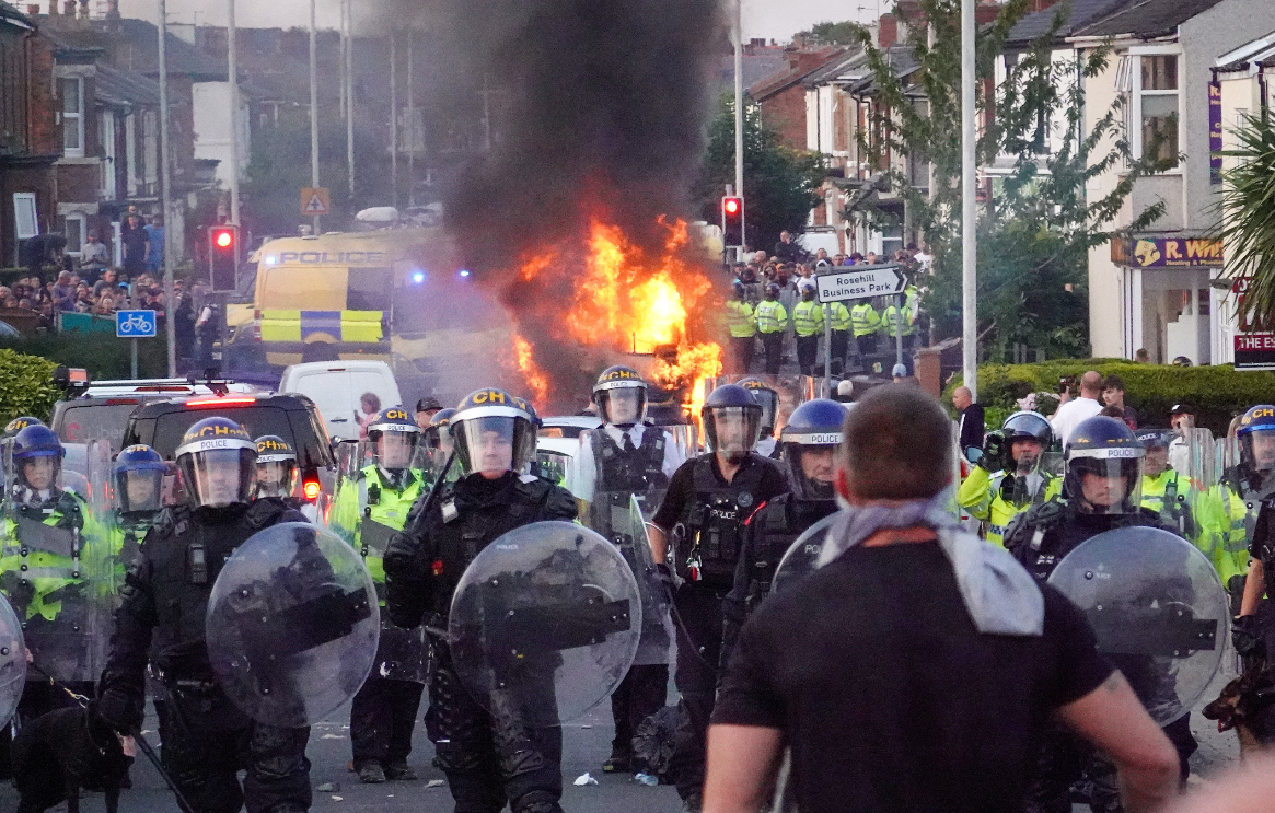 В Британии примут меры из-за массовых беспорядков