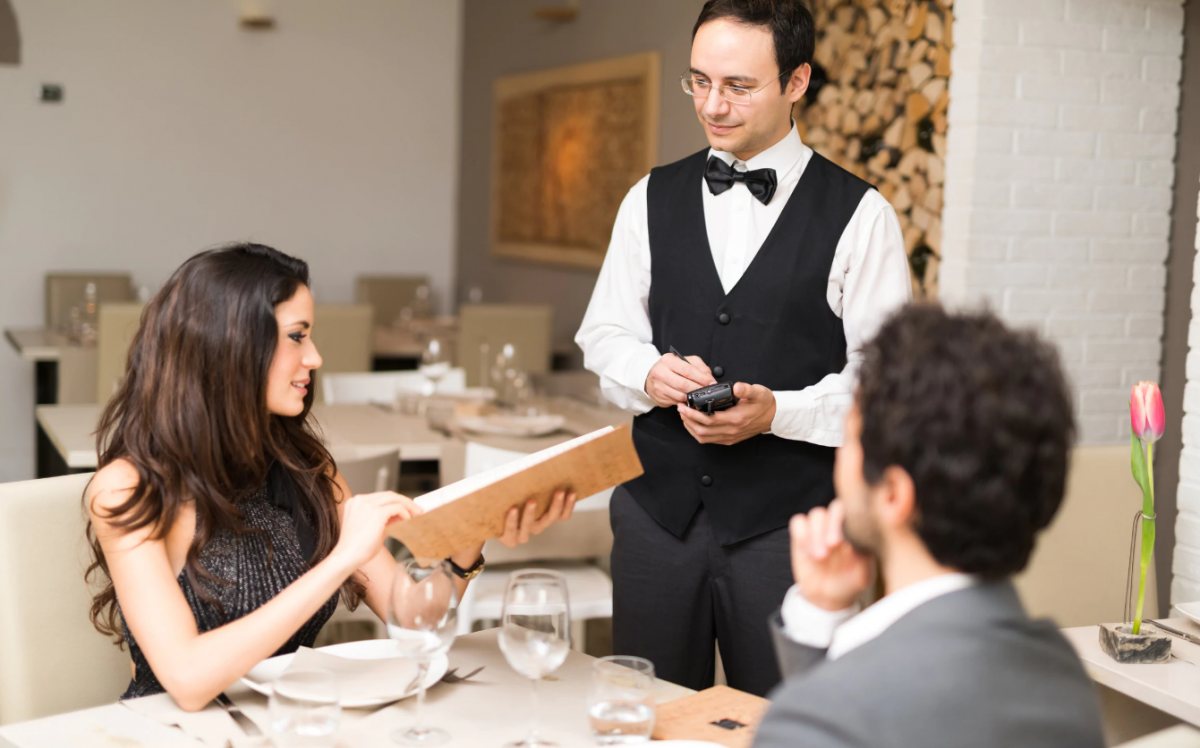 «Куда понес, верни обратно»: почему официант не оставляет меню на столике после заказа?
