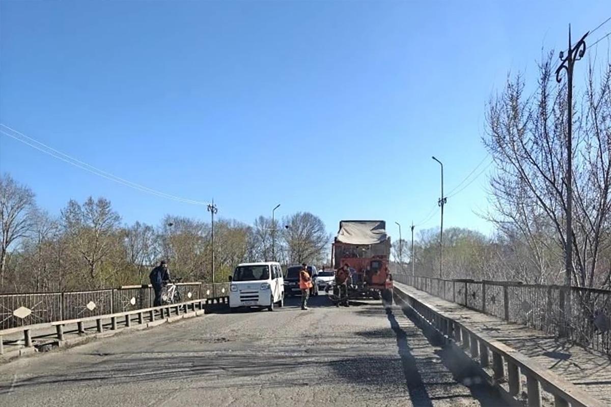 Старый мост в Биробиджане латают по хитрой технологии: пробки не страшны