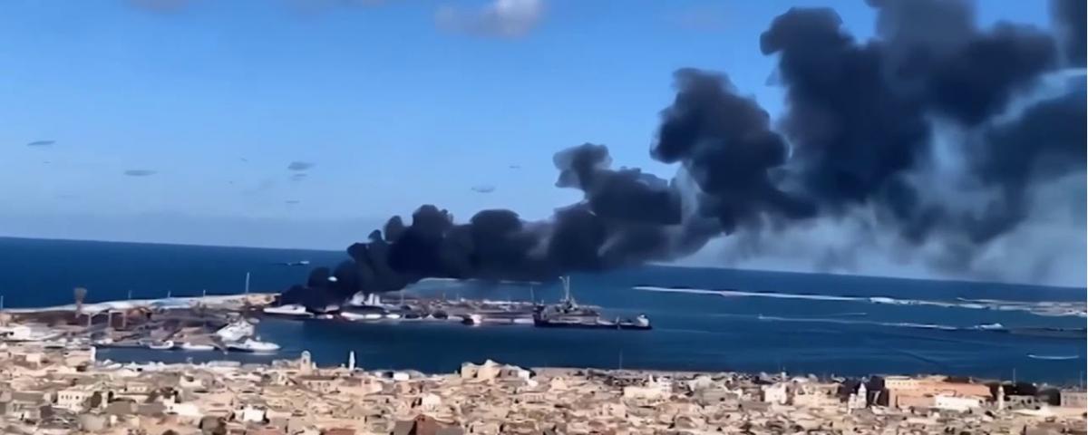 Трое человек стали жертвами обстрела порта Триполи Ливийской нацармией