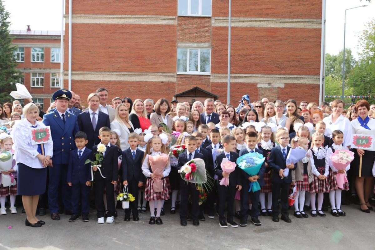 Мэр Иркутска Руслан Болотов посетил праздничные линейки ко Дню знаний в новом корпусе школы № 75 и СОШ № 21 им. Ю. А. Гагарина