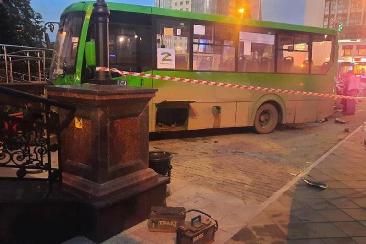 В Екатеринбурге силовики задержали организатора перевозок и водителя после смертельной аварии