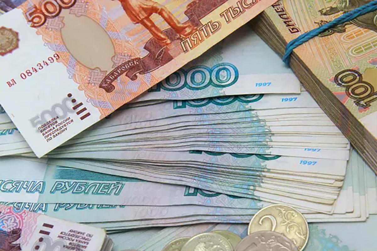 Названы категории работников, которым осенью повысят зарплату