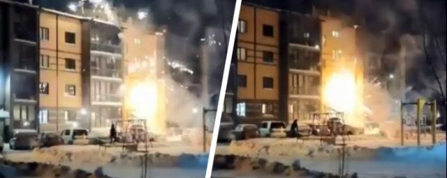 В Новосибирске фейерверками снова обстреляли стену жилого дома