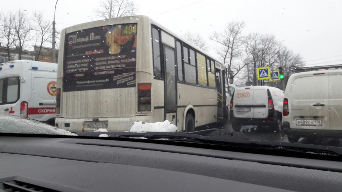 В Петербурге шесть пассажиров пострадали в ДТП с участием маршрутки