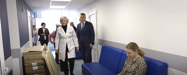 Депутат Роман Володин осмотрел частично отремонтированную поликлинику в Нахабине