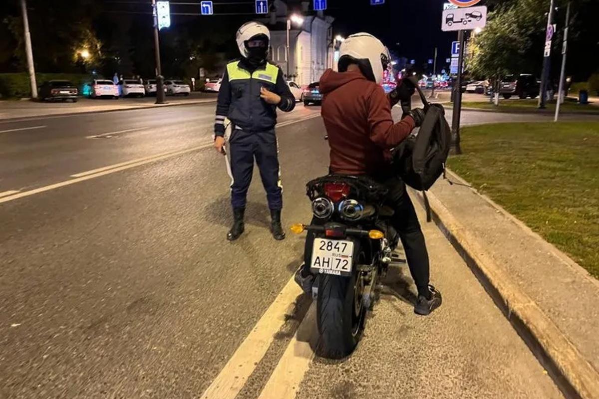 Инспекторы ГАИ Тюмени оштрафовали за ночь шесть мотоциклистов за проезд в неположенном месте
