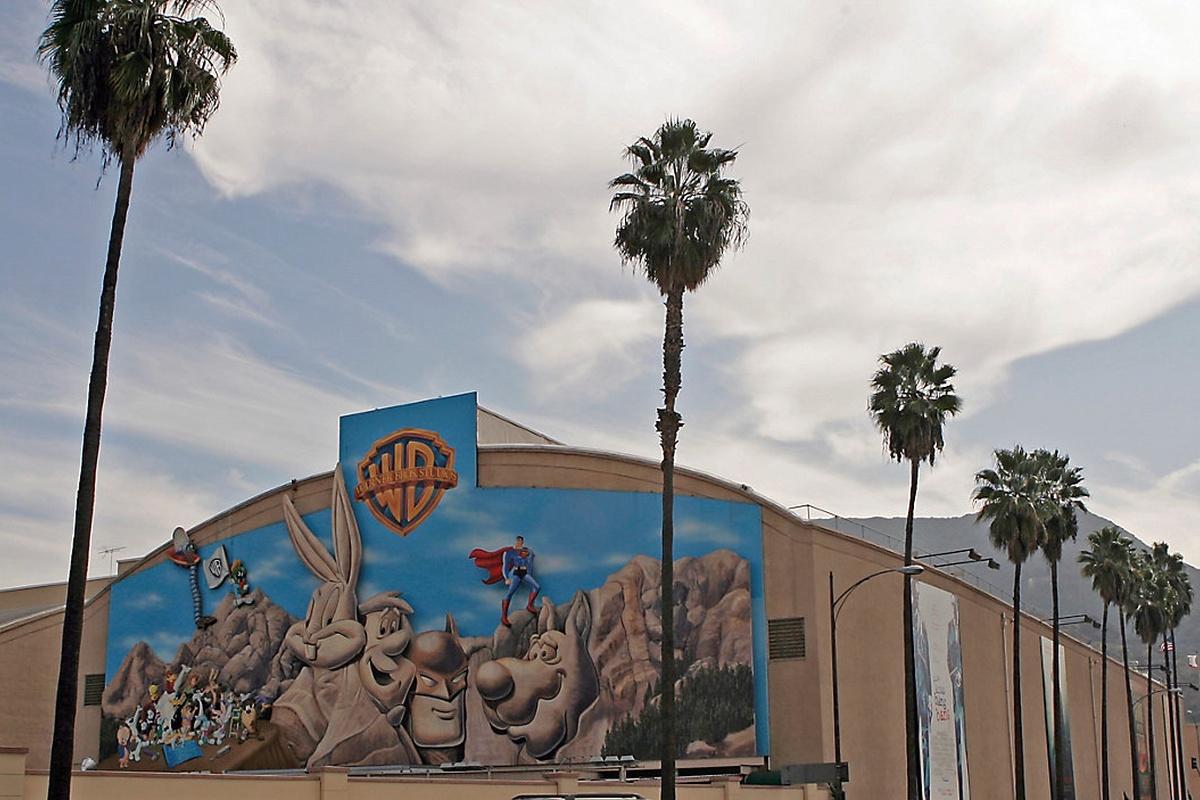 Кто захватит медийный Олимп? Warner Bros. может перейти к одному из трех медиагигантов