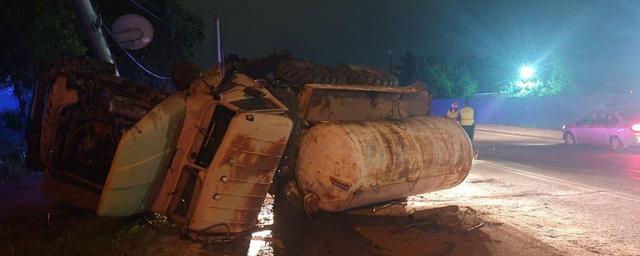 Ночью в Новосибирске опрокинулся грузовик с цистерной