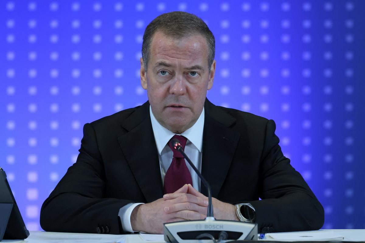 НАТО без США – пшик? Медведев предупредил Европу — уже всерьез