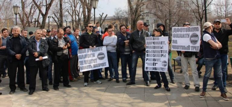 Таксисты провели акцию протеста в центре Саратова