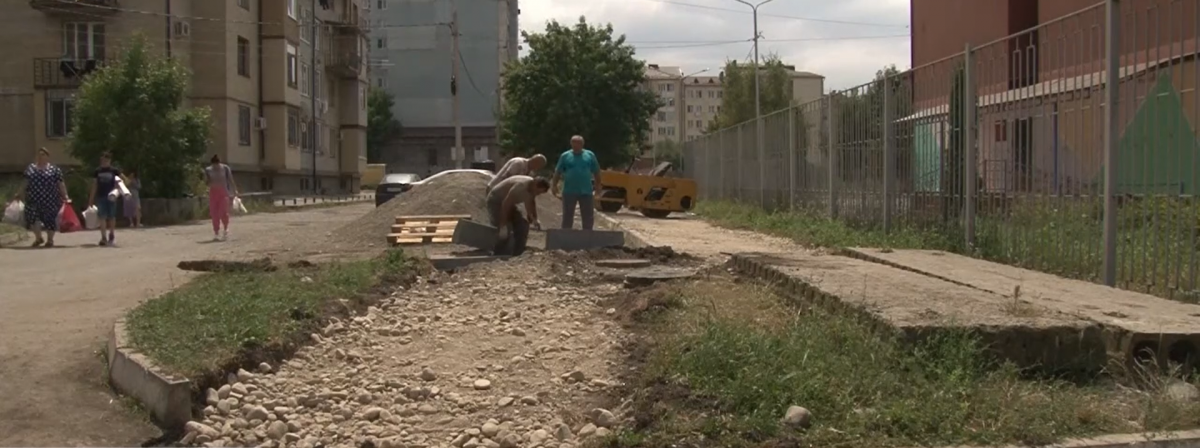 Во Владикавказе идет ремонт тротуаров сразу на двух улицах