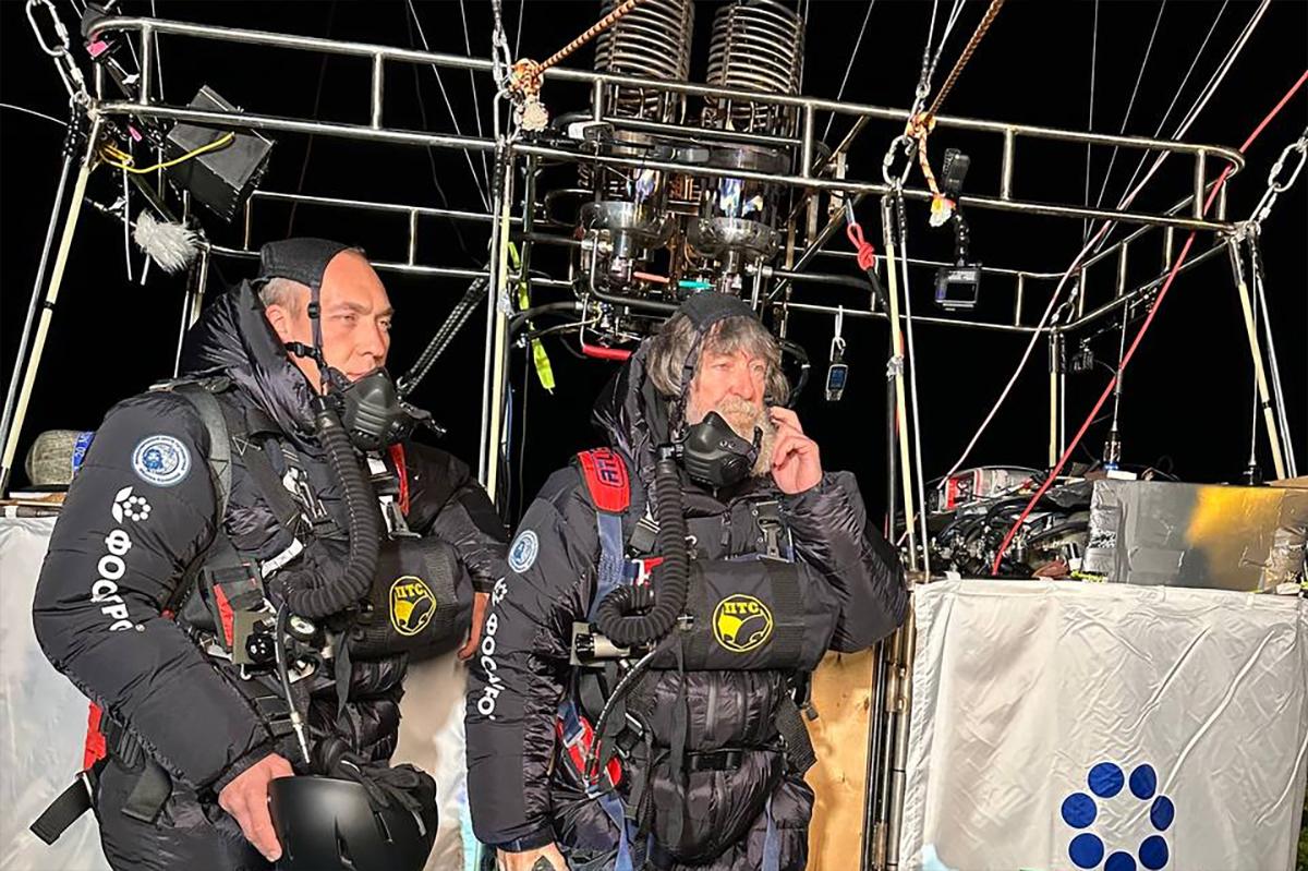 Пилоты Конюхов и Меняйло побили рекорд по высоте полета на тепловом аэростате