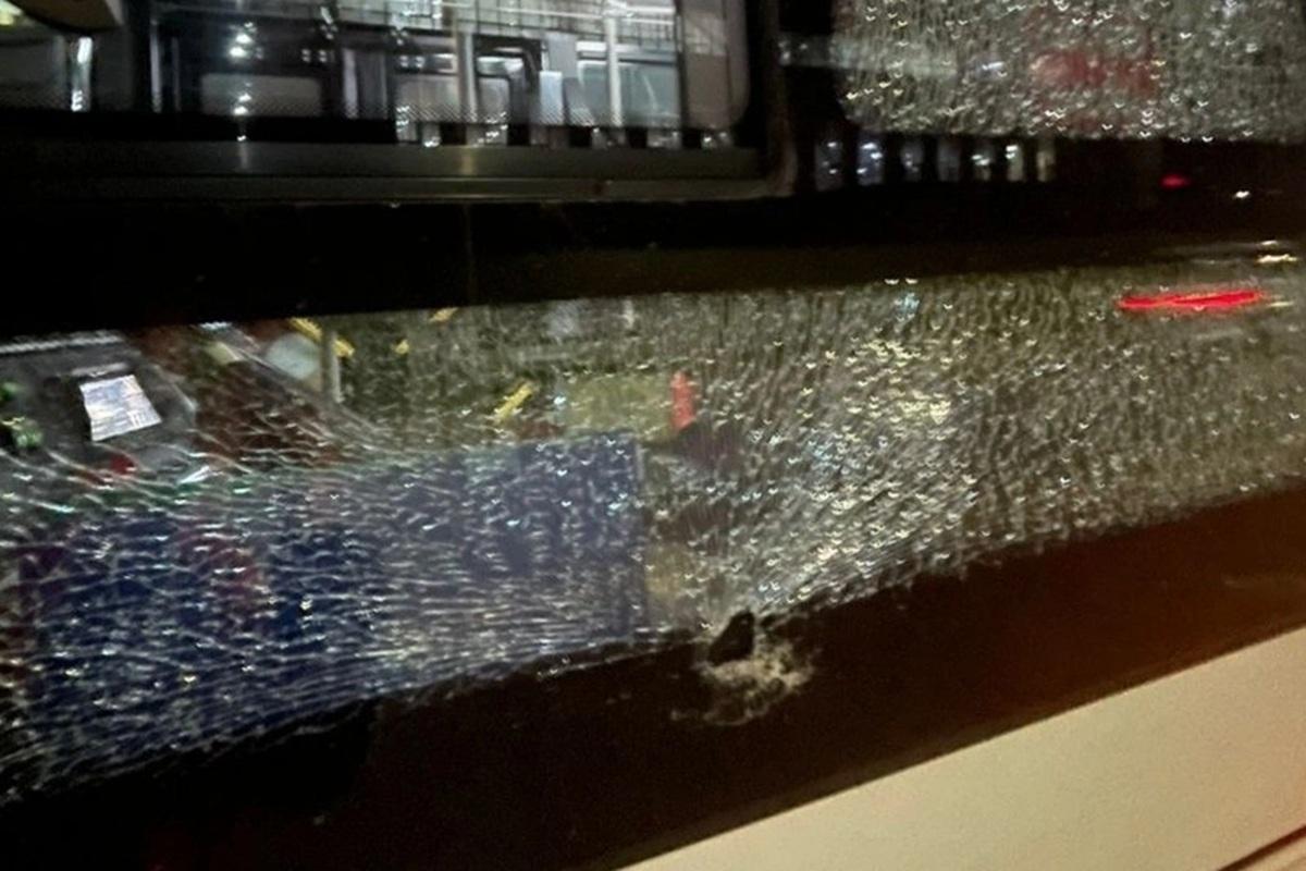 В Петропавловске-Камчатском неизвестные обстреляли рейсовый автобус с пассажирами