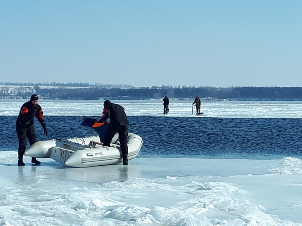 В Саратове спасли рыбаков, дрейфующих на льдине