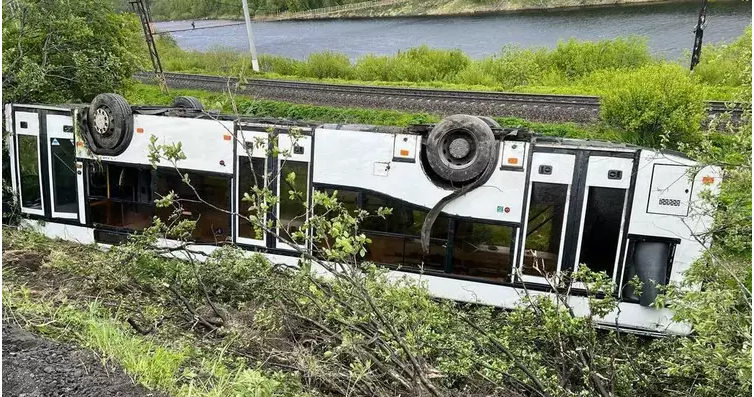 В Мурманске перевернулся автобус с 25 пассажирами