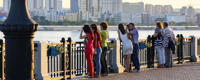 Chinese tourists travel en masse to the border with Russia because of the heat