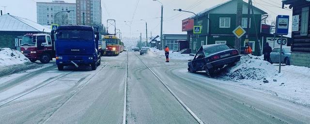 В Барнауле в ДТП с грузовиком КамАЗ пострадали двое взрослых и ребёнок