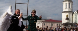 В Архангельске на фестивале уличных театров покажут спектакли на кране и в гаражах