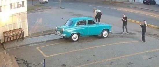 В Новосибирске подростки повредили коллекционный автомобиль ради фото