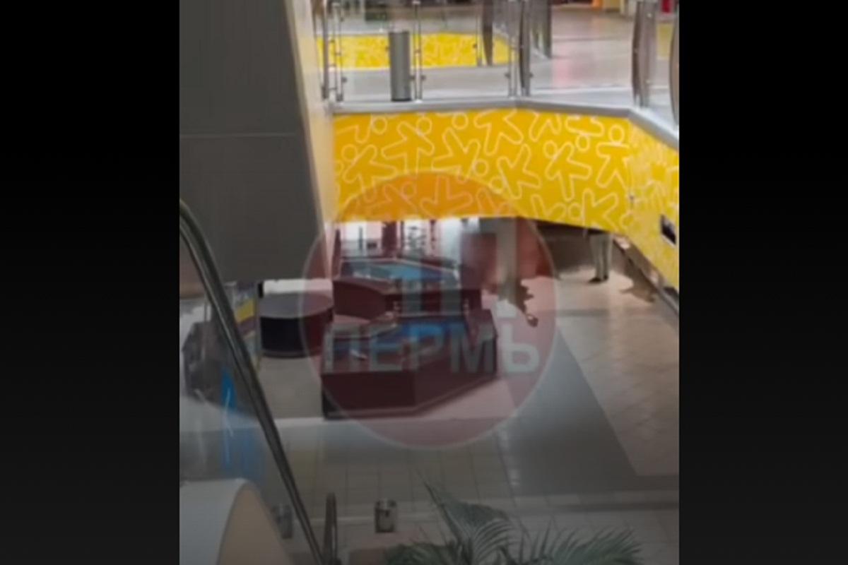 В Перми пожарная система затопила целый этаж торгового центра