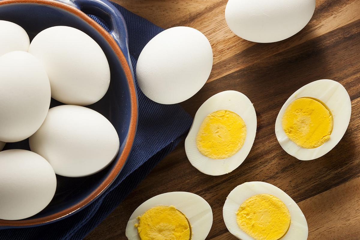 Диетолог Ли Юаньюань: Употребление шести яиц в неделю снижает уровень холестерина в крови