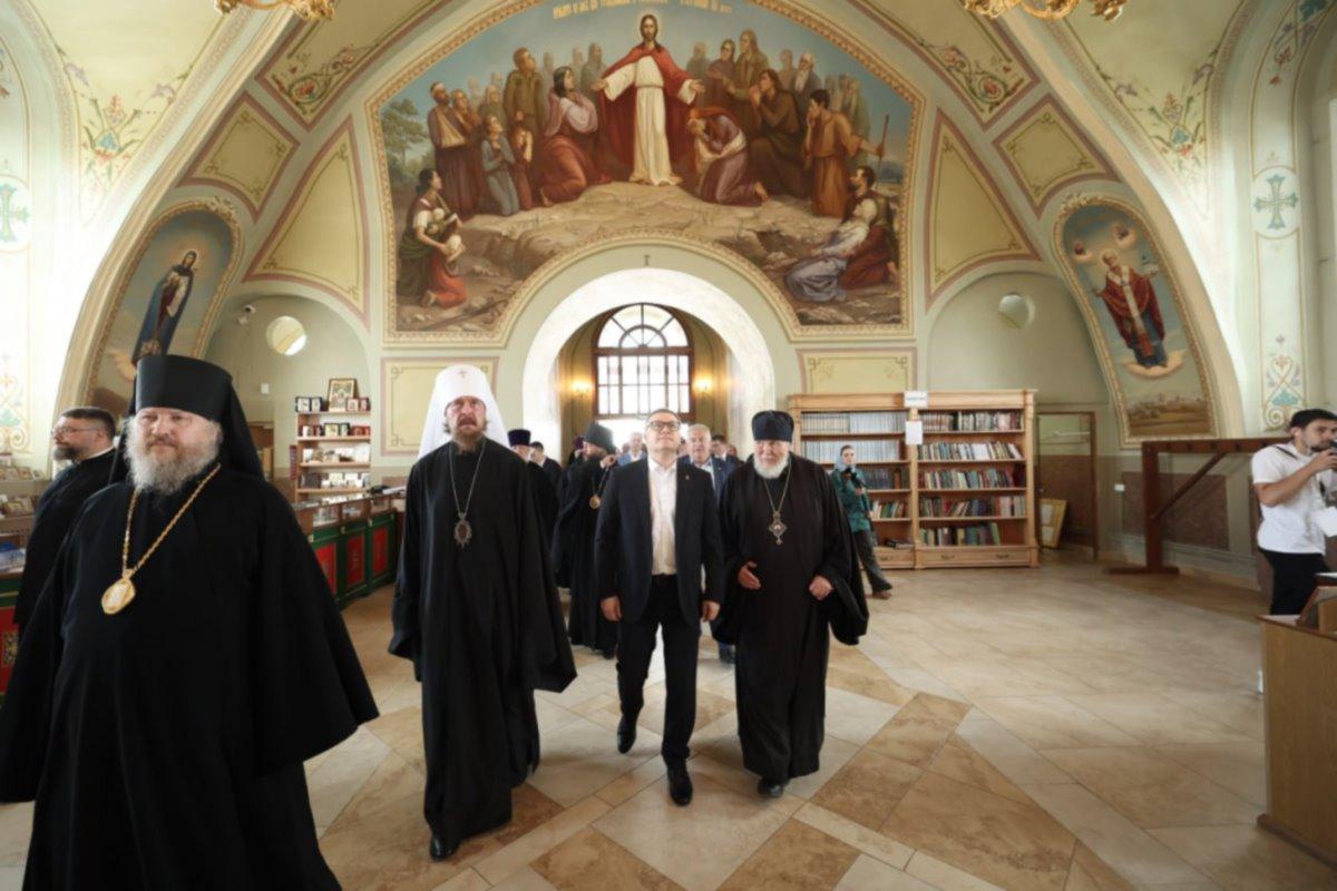 Алексей Текслер высадил сосну на территории отреставрированного Свято-Троицкого собора