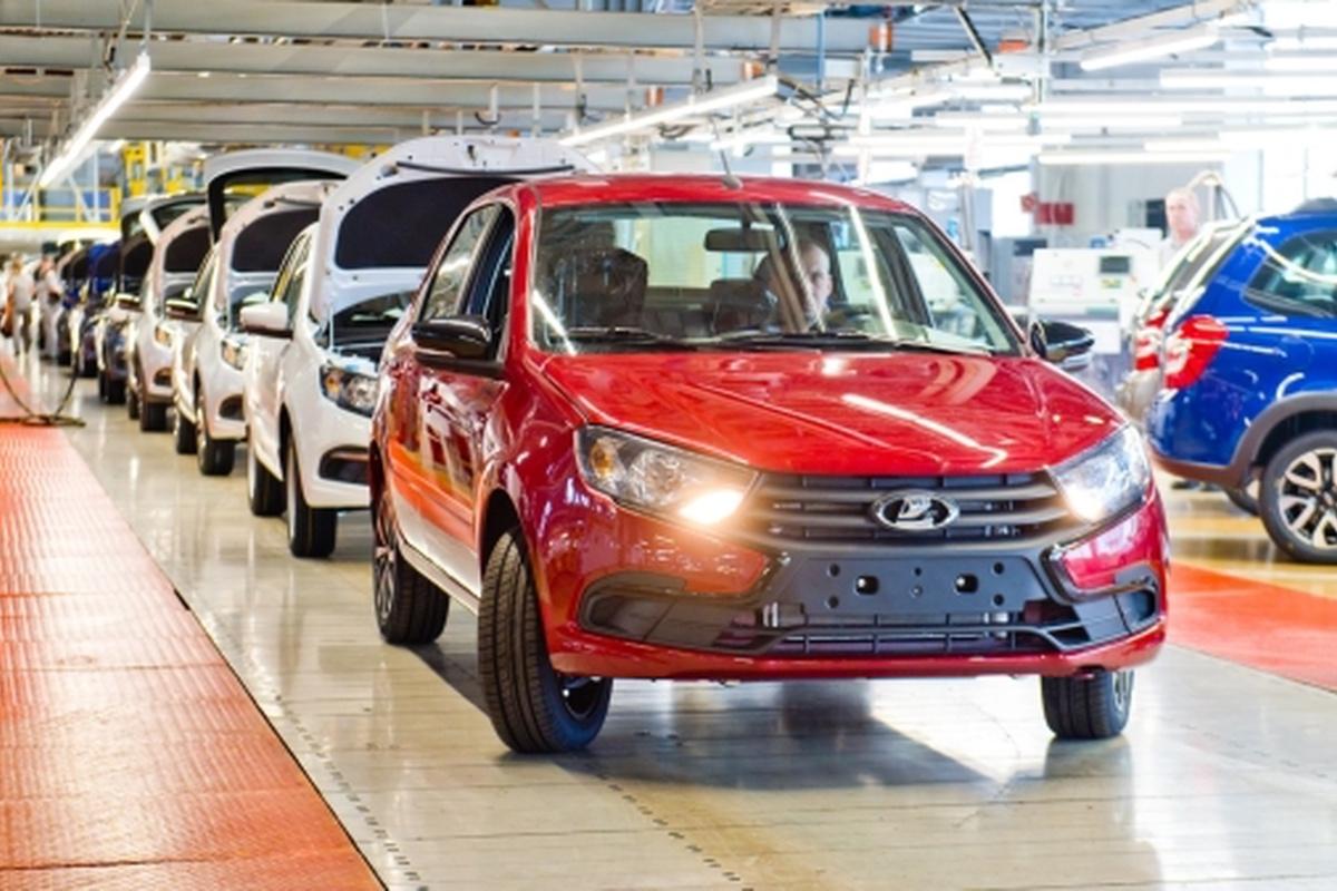 Свердловчане массово избегают покупки новых легковых машин