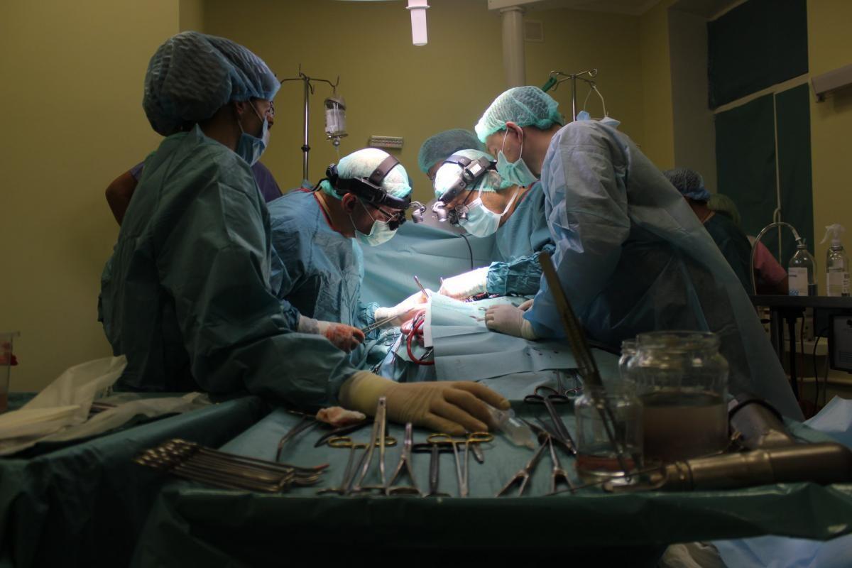 Новосибирские хирурги провели уникальную одномоментную операцию на сердце