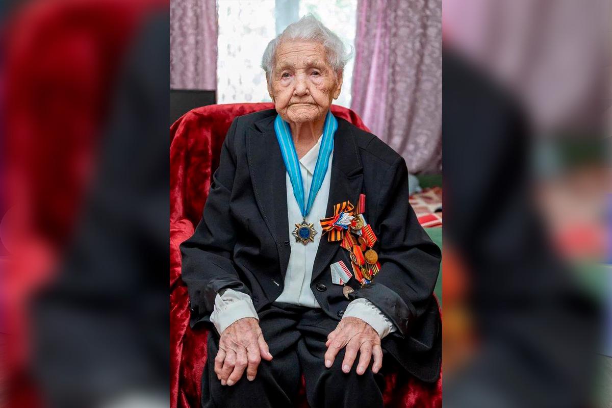 Глава Южно-Сахалинска Сергей Надсадин присвоил звание Почётного жителя города ветерану ВОВ Елене Сергеевне Густовой