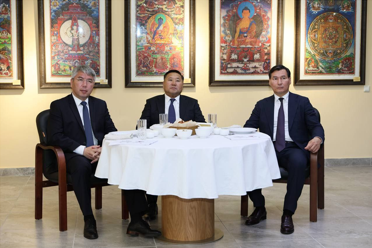 Глава Тувы Владислав Ховалыг: Калмыкия, Бурятия и Тува всегда были историческими центрами буддийской веры в России, и Международный буддийский форум это подтверждает