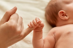 Стало известно об антирекорде рождений детей в России