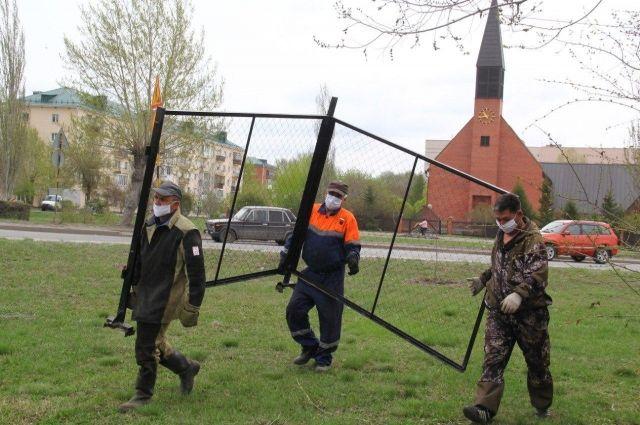 После жалоб с бульвара Победы в Омске убрали площадку для выгула собак