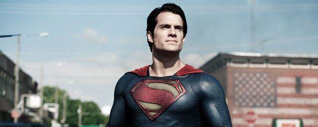 Актёр Генри Кавилл официально сообщил о том, что вернётся к роли Супермена