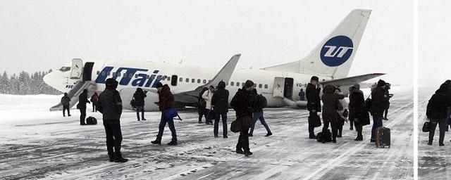 Самолет UTair совершил жесткую посадку в Коми