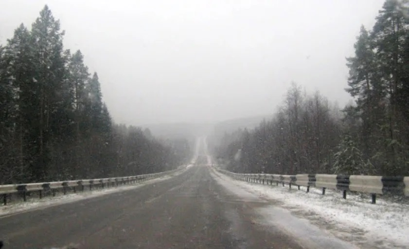На федеральной трассе Р-243 в Костромской области ограничили движение большегрузов с 13 до 18 часов из-за метели