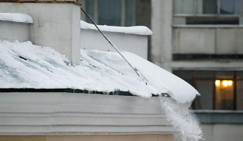 В Ярославле за сутки от снега очистили 1497 крыш