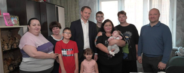 Дмитрий Волков поздравил семью Макаровых с рождением шестого ребенка
