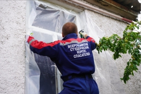 Луганская молодежь помогает восстанавливать дома после ночного удара дронов