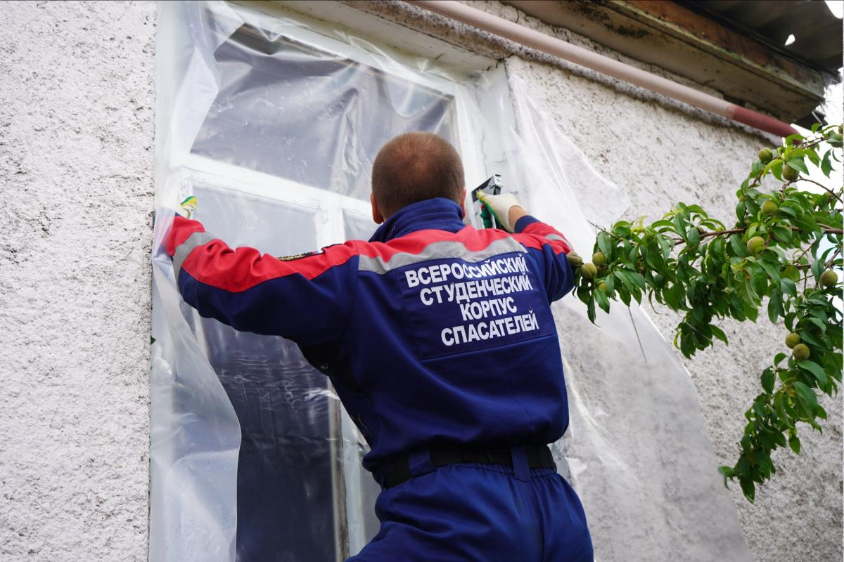 Луганская молодежь помогает восстанавливать дома после ночного удара дронов