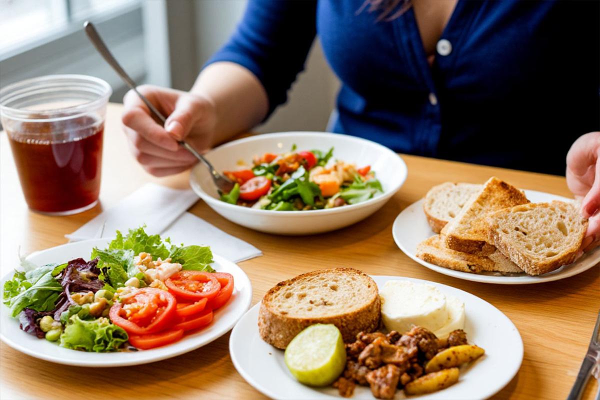 Юрист рассказала, что будет, если обедать на работе дольше часа