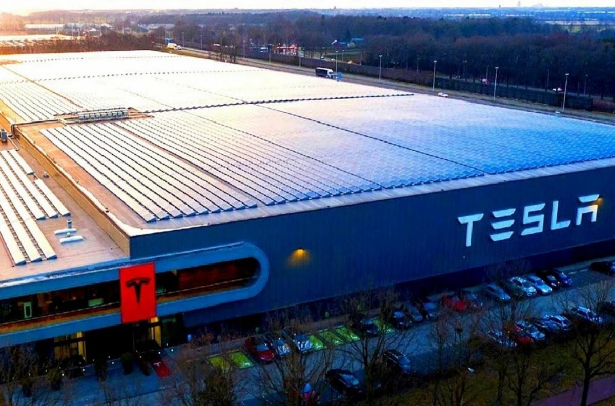 Завод Tesla в ФРГ остановился из-за поджога, ущерб компании составил 130 млн евро