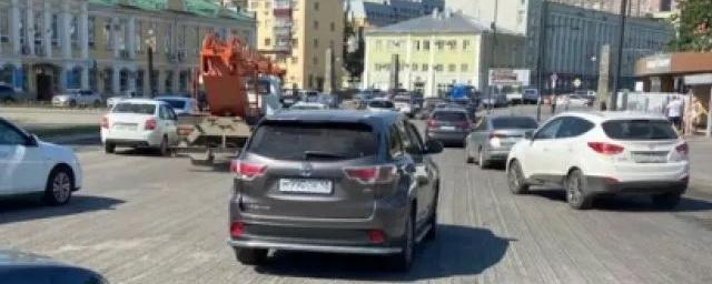 В Липецке ремонтируют дорогу на площади Революции