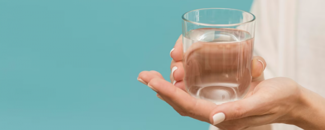 Диетолог Лазуренко рассказала об опасных последствиях запивания пищи холодной водой